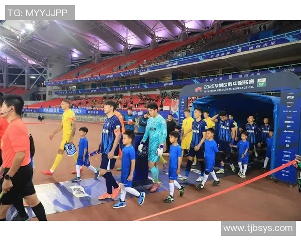 当足球巨星化身球童赛场边的意外风景引发全场热议